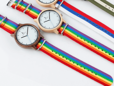 Schmucke Armbanduhr Aus Holz Mit Regenbogenarmband