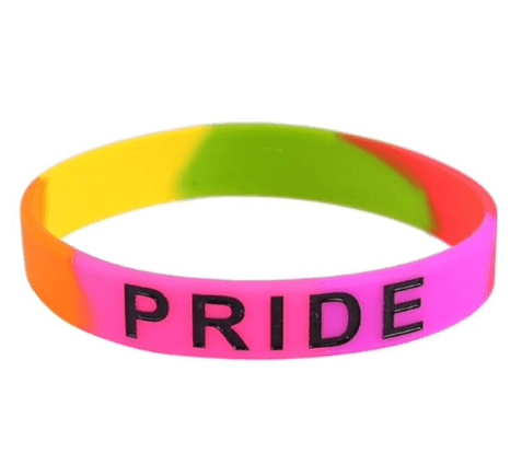 Bracelet arc-en-ciel étroit en silicone avec inscription noire Pride