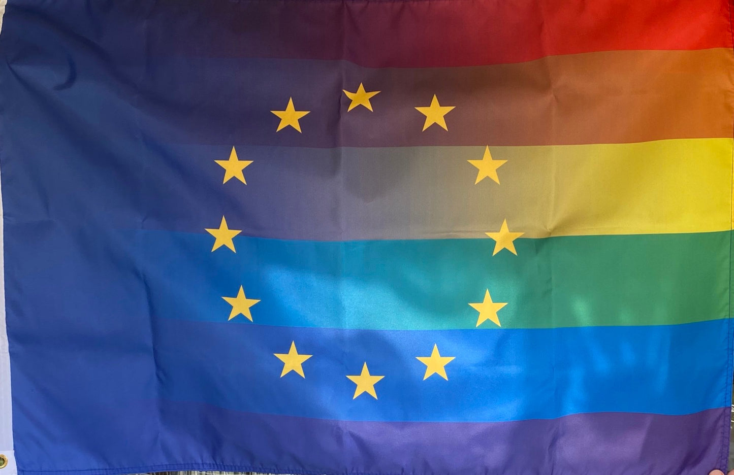 Drapeau arc-en-ciel de l'UE avec deux œillets sur le côté gauche en deux tailles différentes