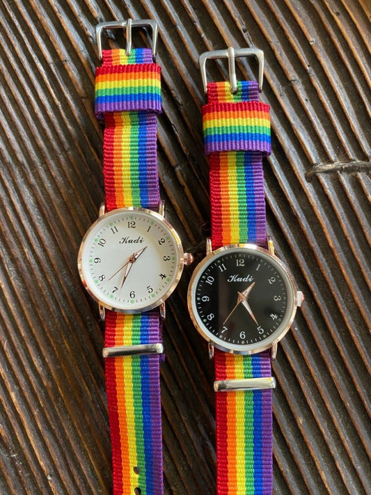 Montre tendance élégante avec bracelet arc-en-ciel disponible en deux versions différentes