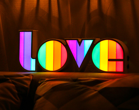 Magnifique panneau lumineux LED Love aux couleurs vives de l'arc-en-ciel.