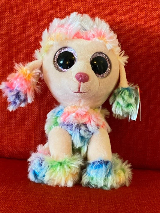 Chien en peluche avec fourrure arc-en-ciel