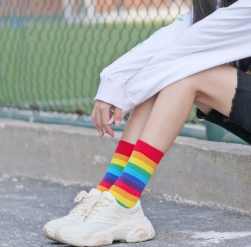 Socken im Regenbogendesign