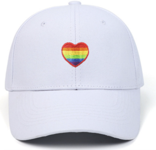 Baseball Cap in weiss mit aufgesticktem Regenbogenherz