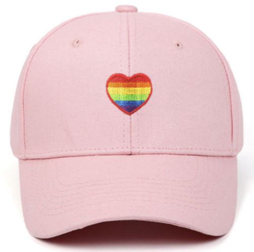 Baseball Cap in rosa mit aufgesticktem Regenbogenherz