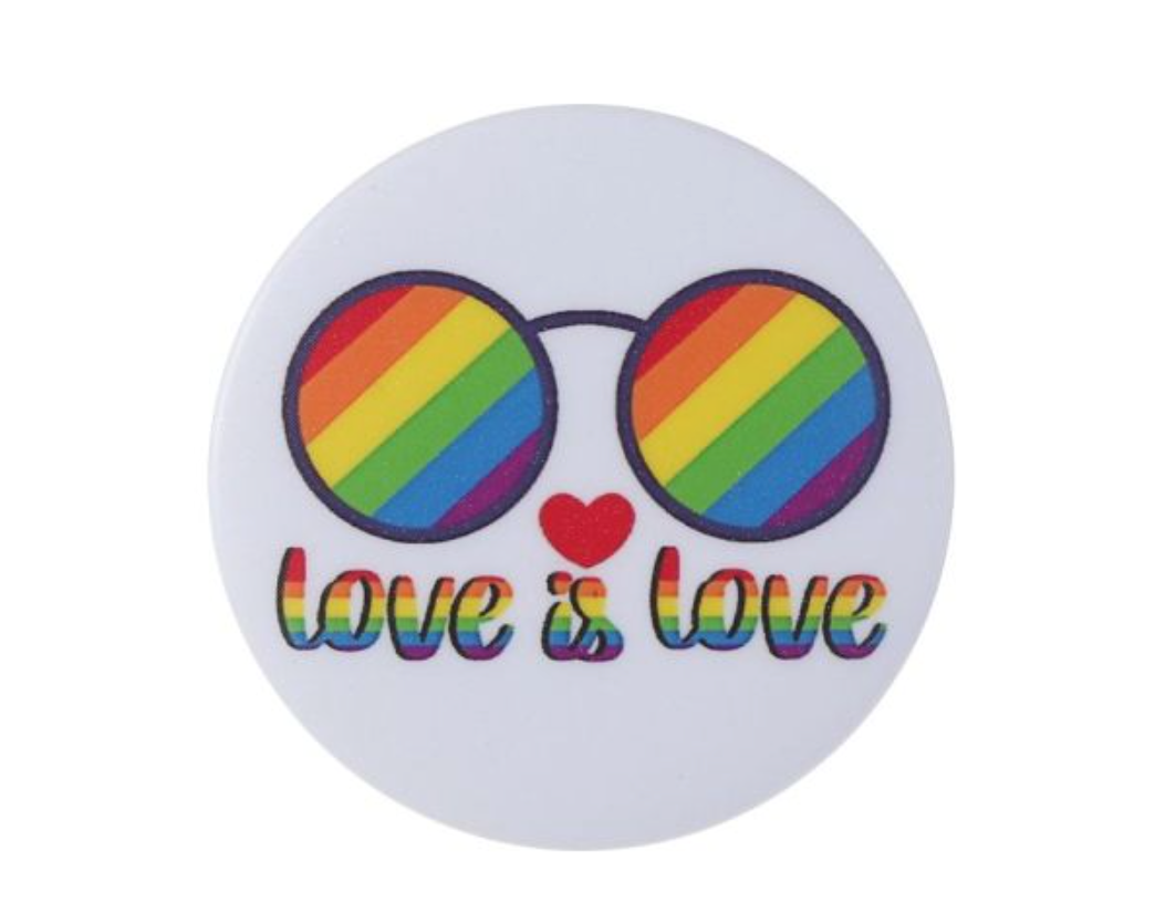 Button weiss "Love is Love"