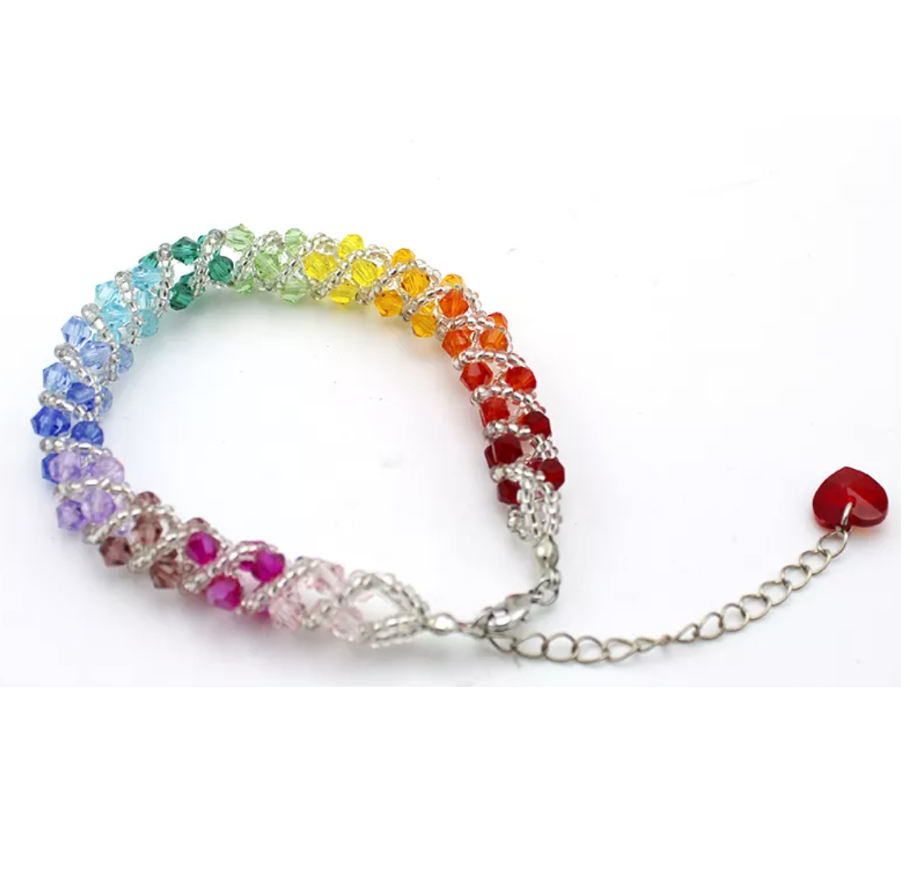 Armband in Regenbogenfarben und Herzanhänger